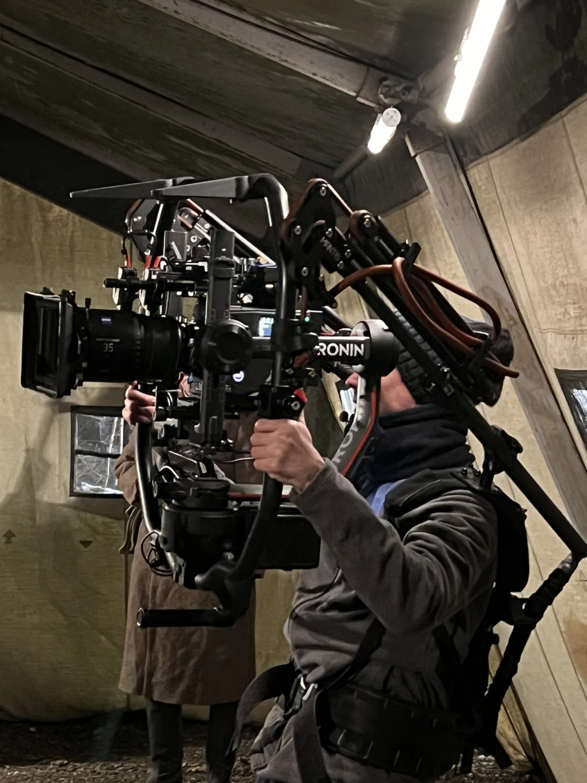 Оператор несёт Ronin 2 с Ready Rig и двумя Mantis в интерьере