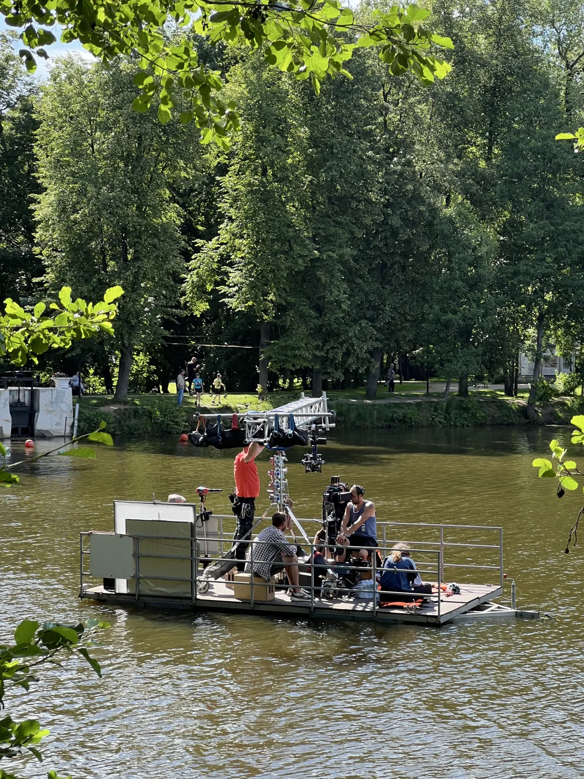 Съёмочная группа работает с Ronin 2 на ферме с платформы на воде